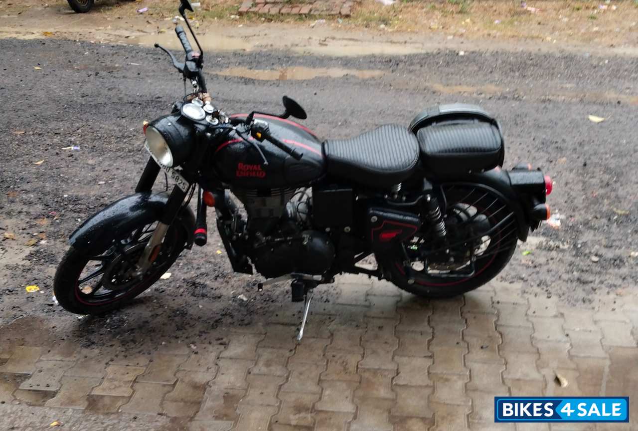 Black Royal Enfield Classic Stealth Black