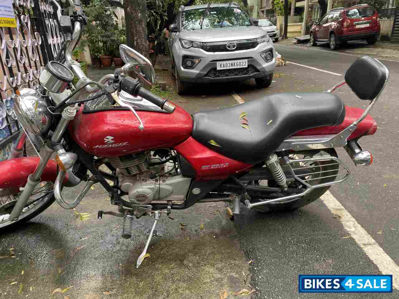 Red Bajaj Avenger 220 DTS-i