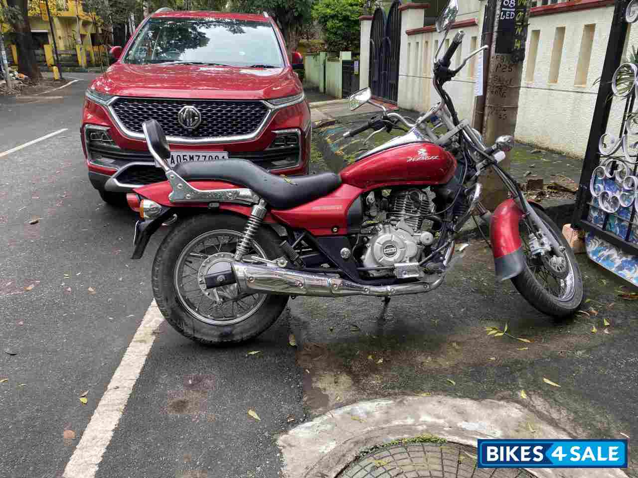 Red Bajaj Avenger 220 DTS-i