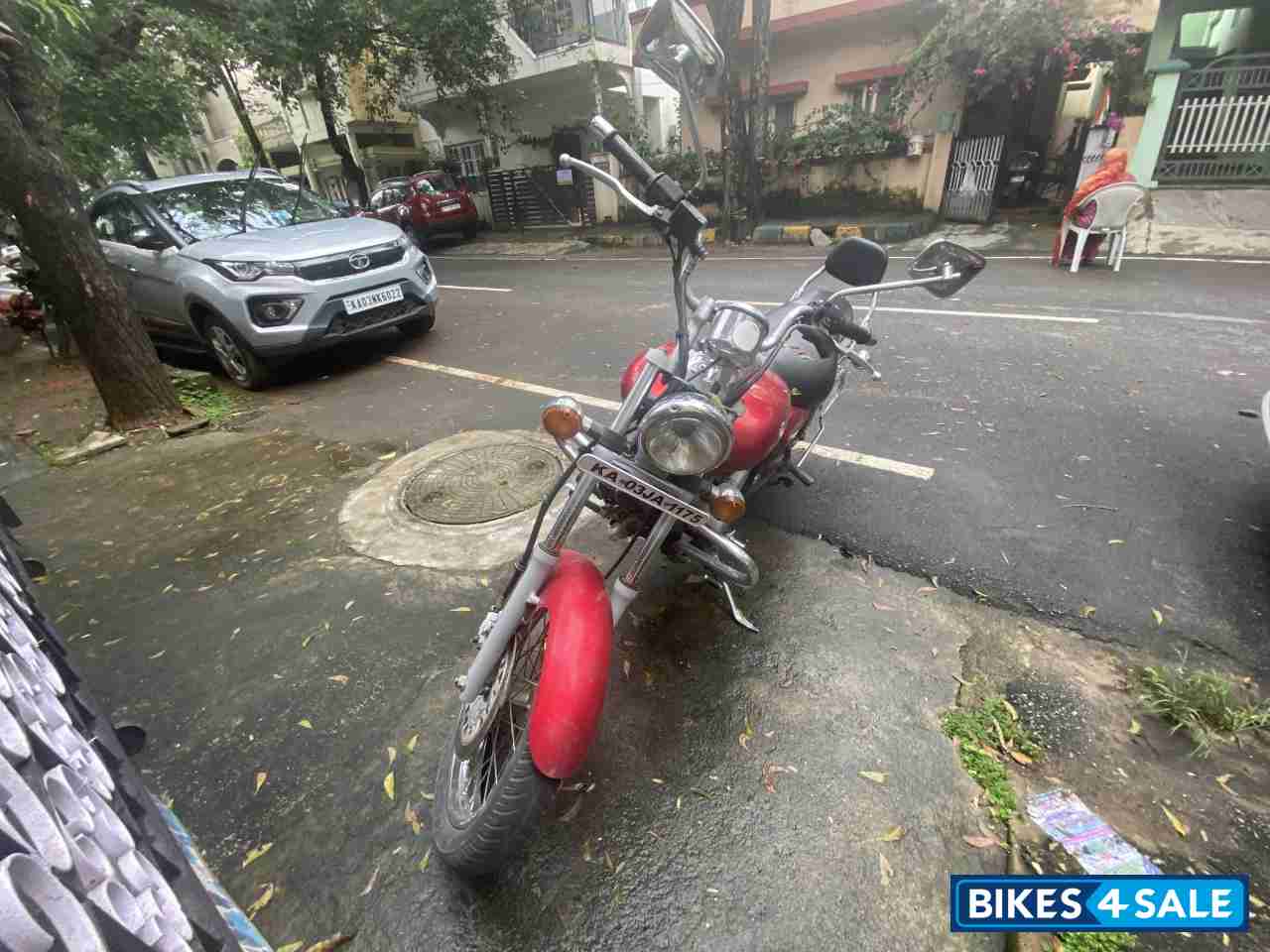 Red Bajaj Avenger 220 DTS-i