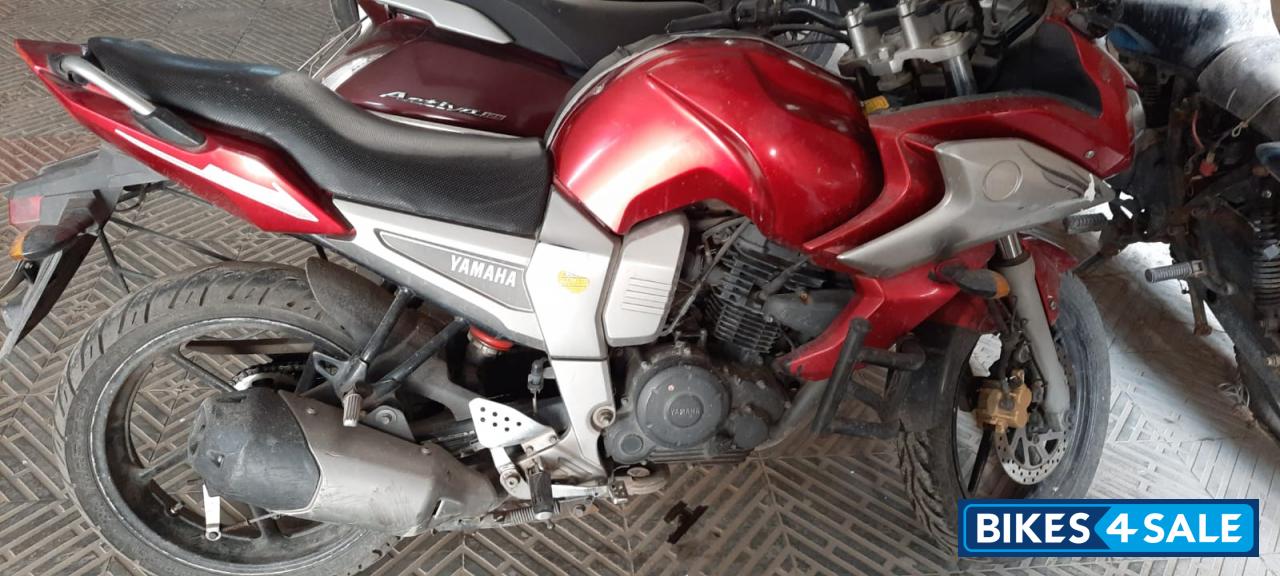 Red Yamaha Fazer FZ16ST