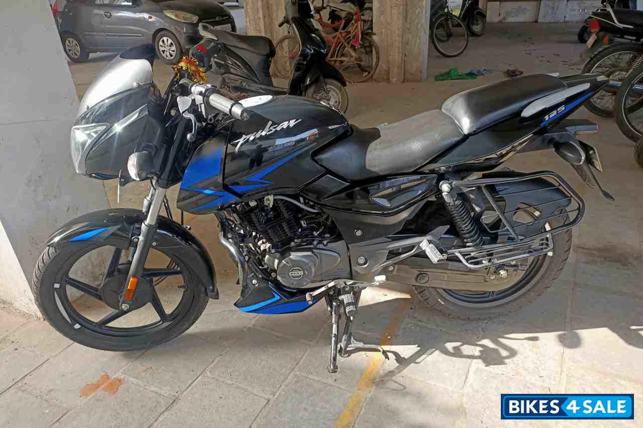 Bajaj Pulsar 125 Split Seat Bajaj Pulsar 125 Split Seat
