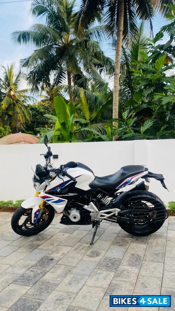 Pearl White BMW G 310 R