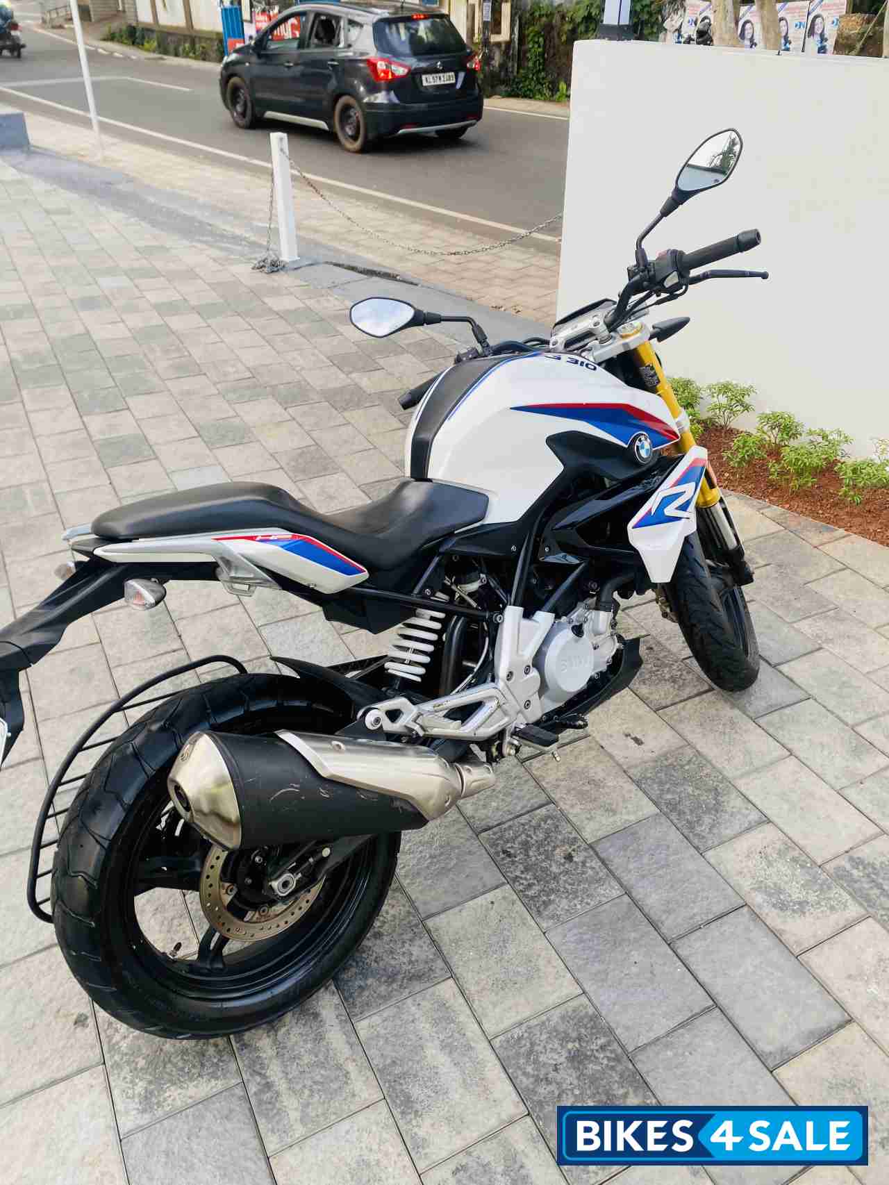 Pearl White BMW G 310 R Pearl White BMW G 310 R
