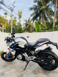 Pearl White BMW G 310 R