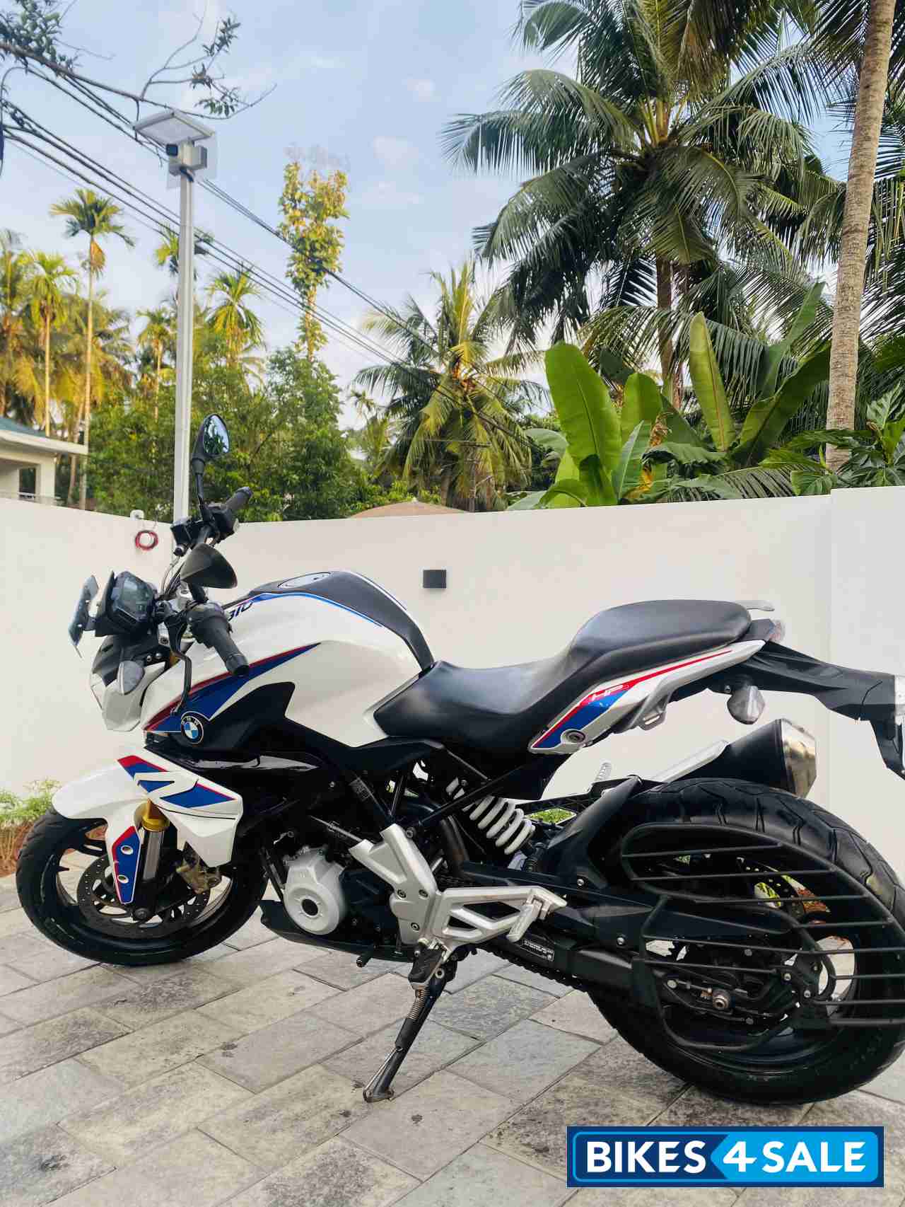 Pearl White BMW G 310 R Pearl White BMW G 310 R