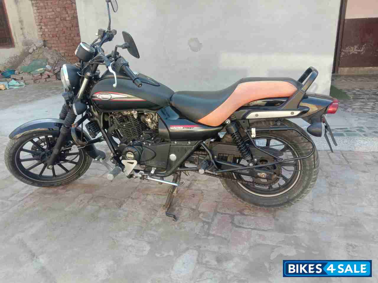 Black Bajaj Avenger Street 220
