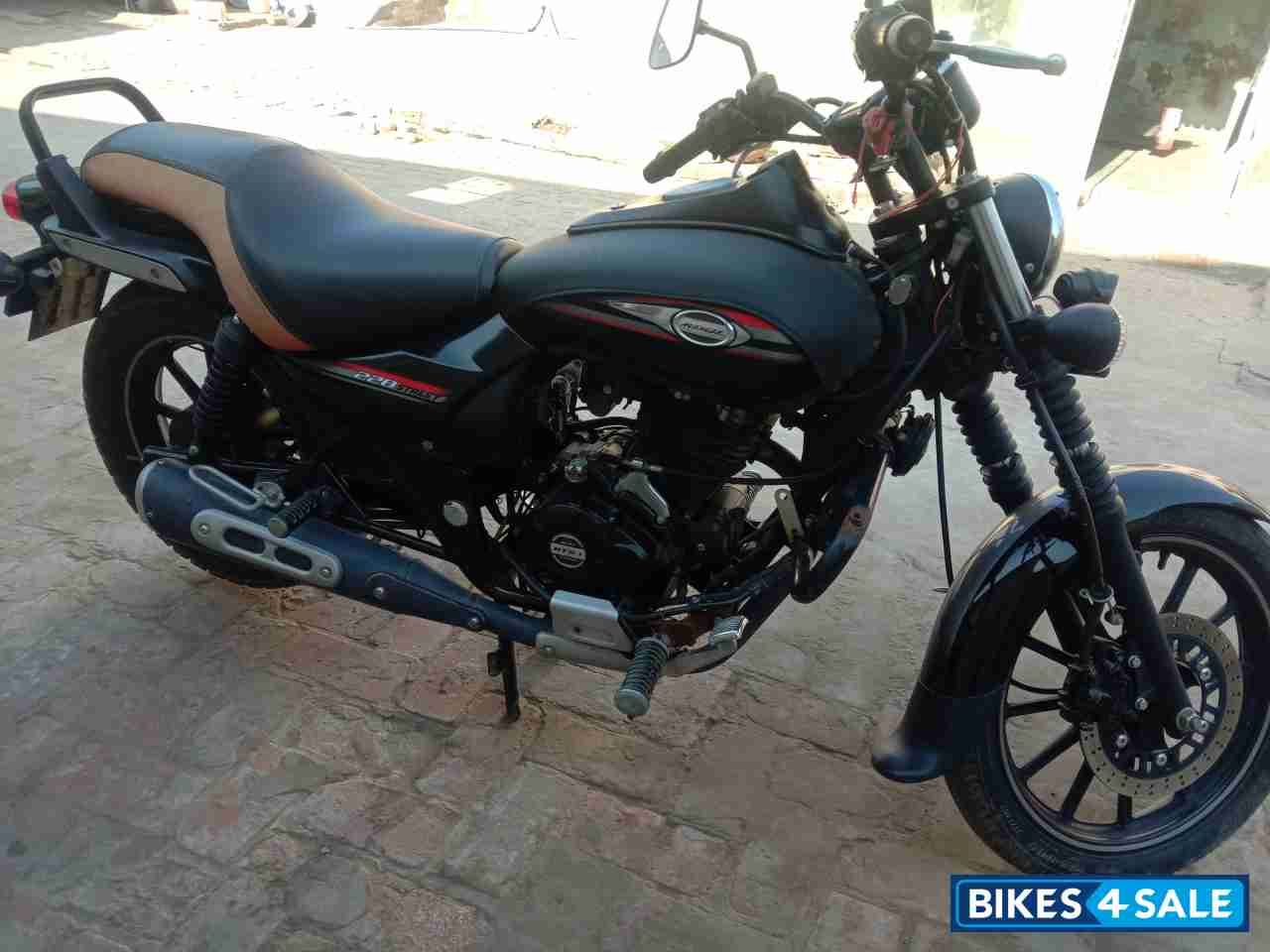 Black Bajaj Avenger Street 220