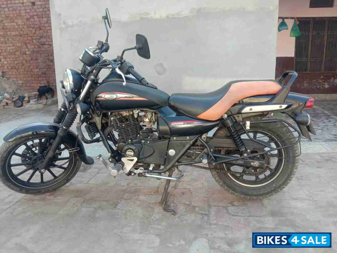 Black Bajaj Avenger Street 220
