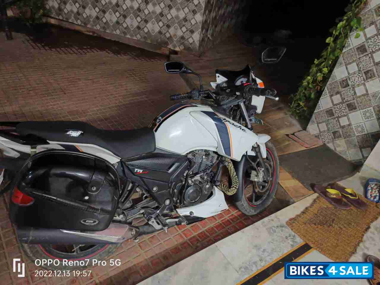 White TVS Apache RTR 160