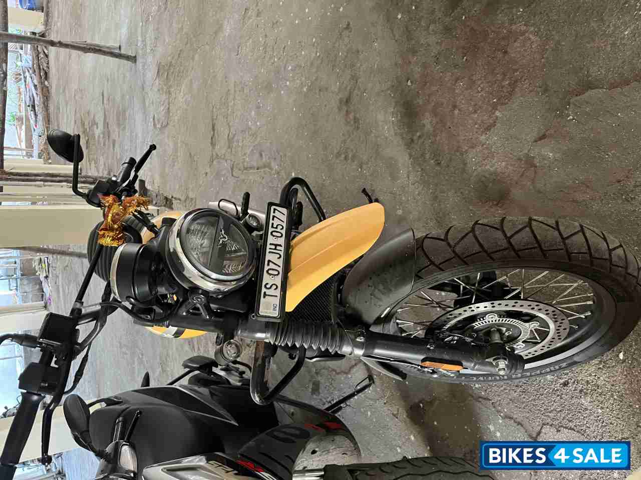 Yezdi Scrambler Dual Tone