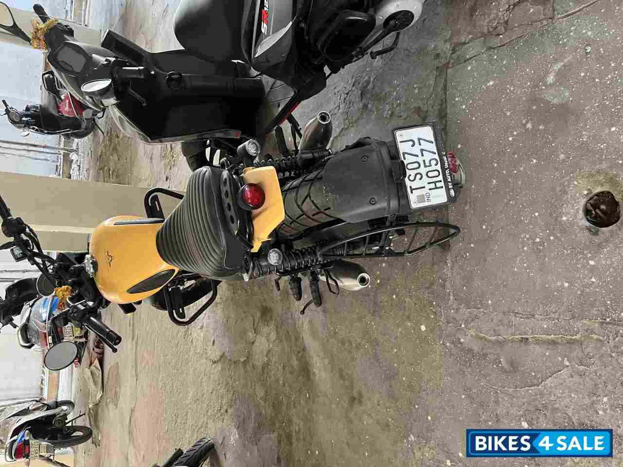 Yezdi Scrambler Dual Tone