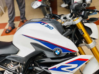 White BMW G 310 R