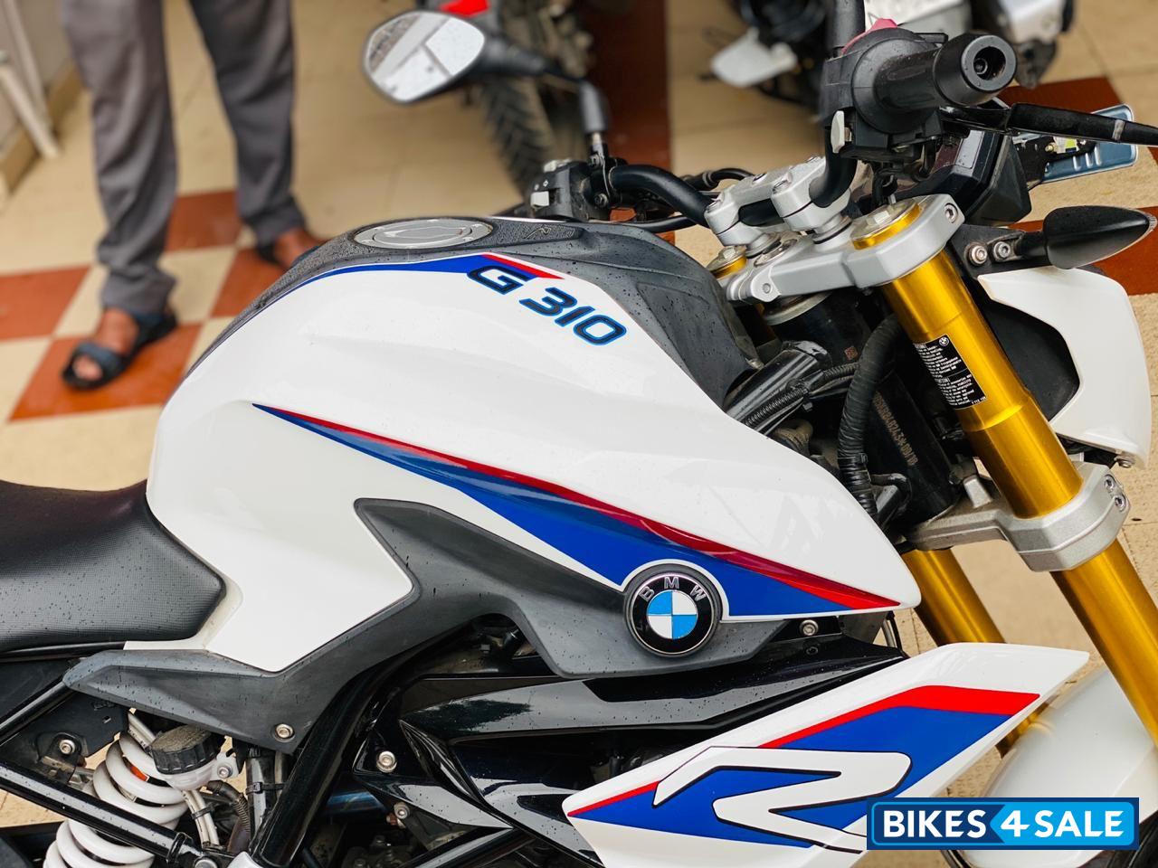 White BMW G 310 R White BMW G 310 R