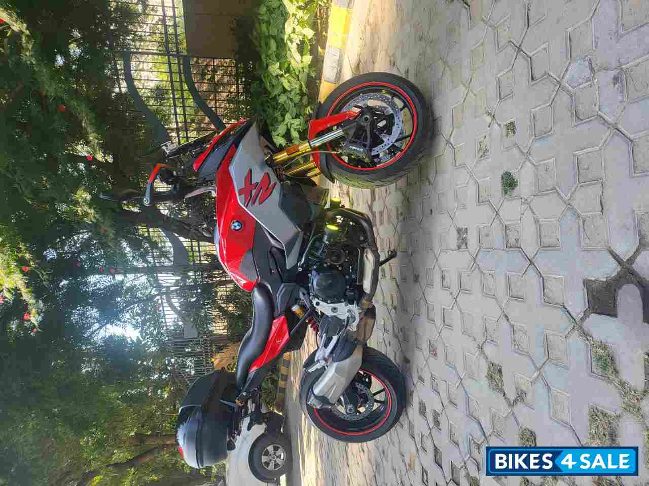 Red BMW F 900 XR Standard