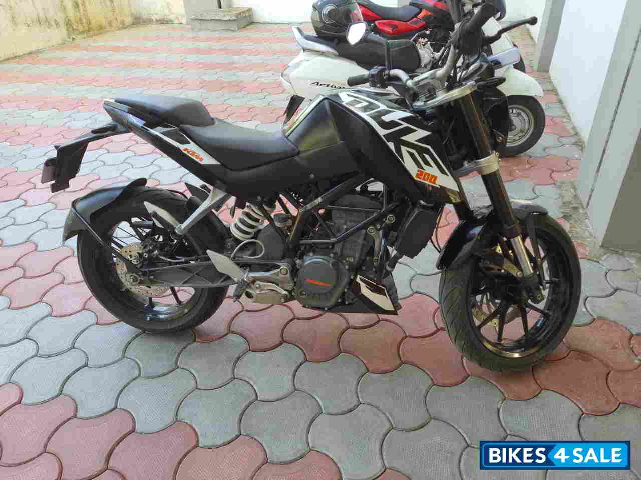 Black KTM Duke 200