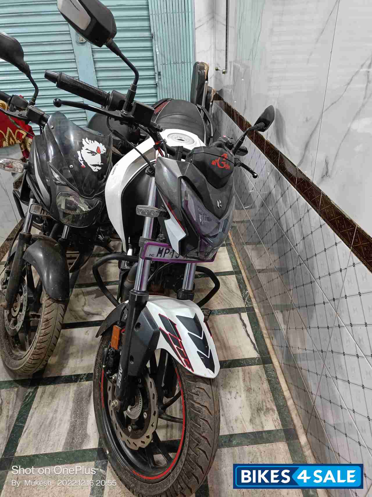 White Hero Xtreme 160R BS6