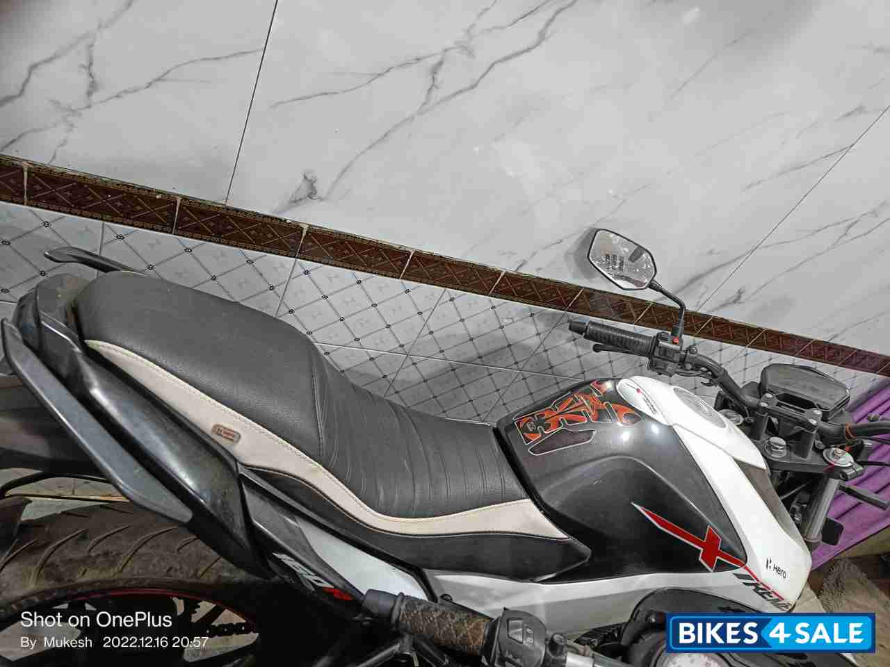 White Hero Xtreme 160R BS6