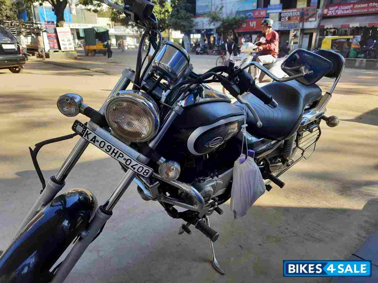 Black Bajaj Avenger Cruise 220