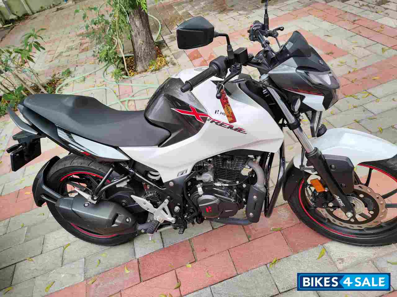 White Hero Xtreme 160R BS6