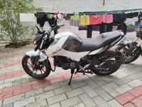 White Hero Xtreme 160R BS6