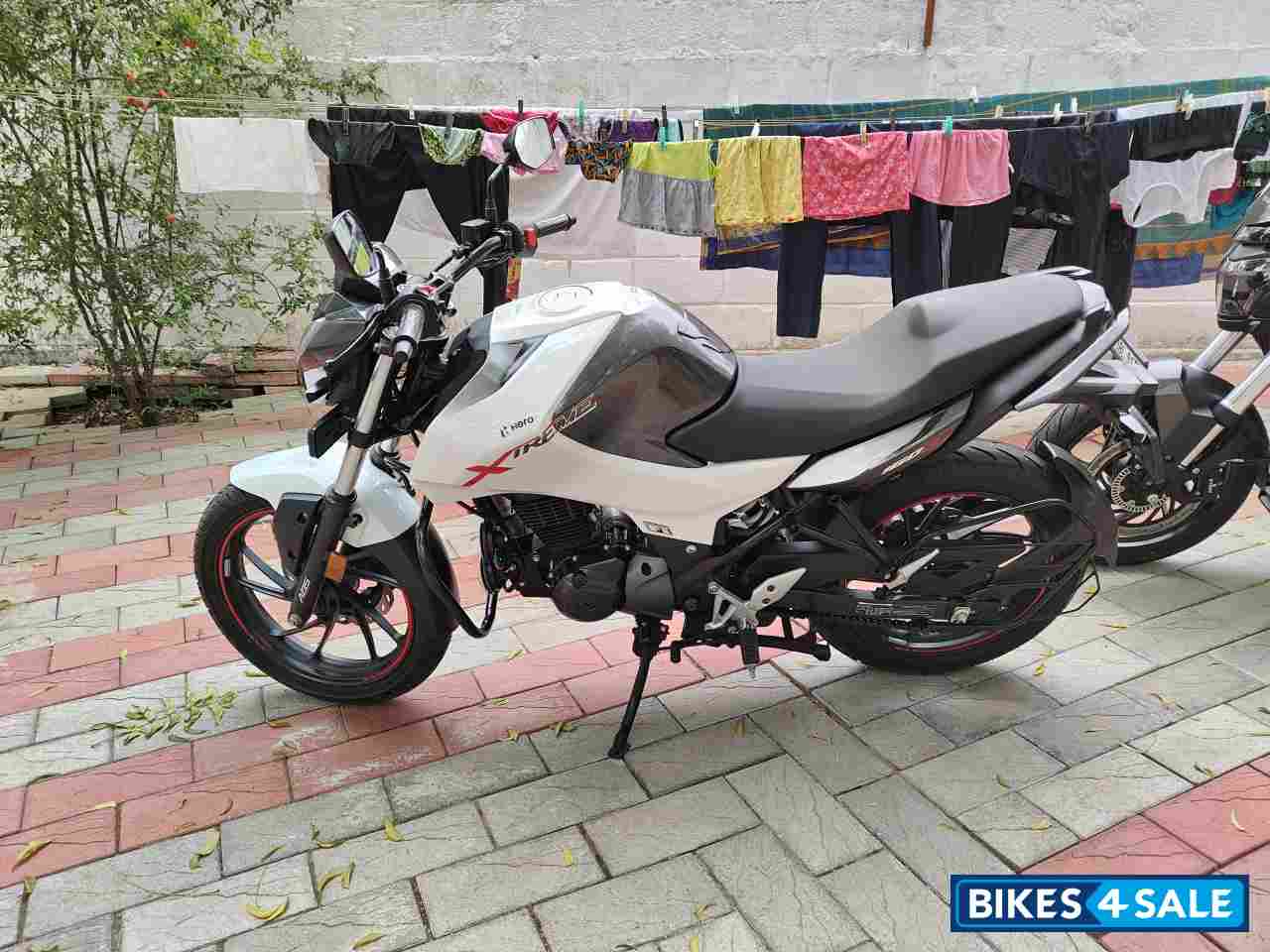 White Hero Xtreme 160R BS6