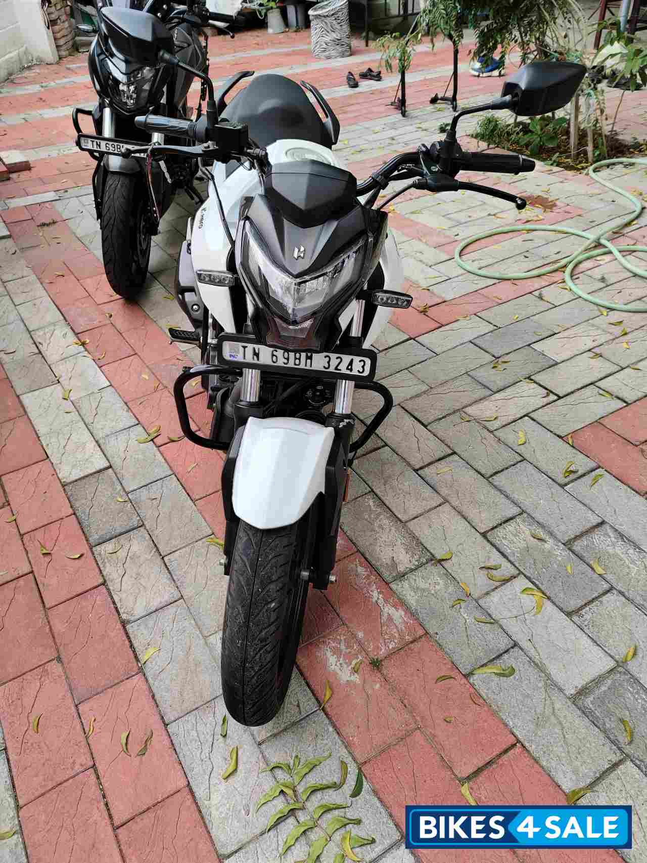 White Hero Xtreme 160R BS6