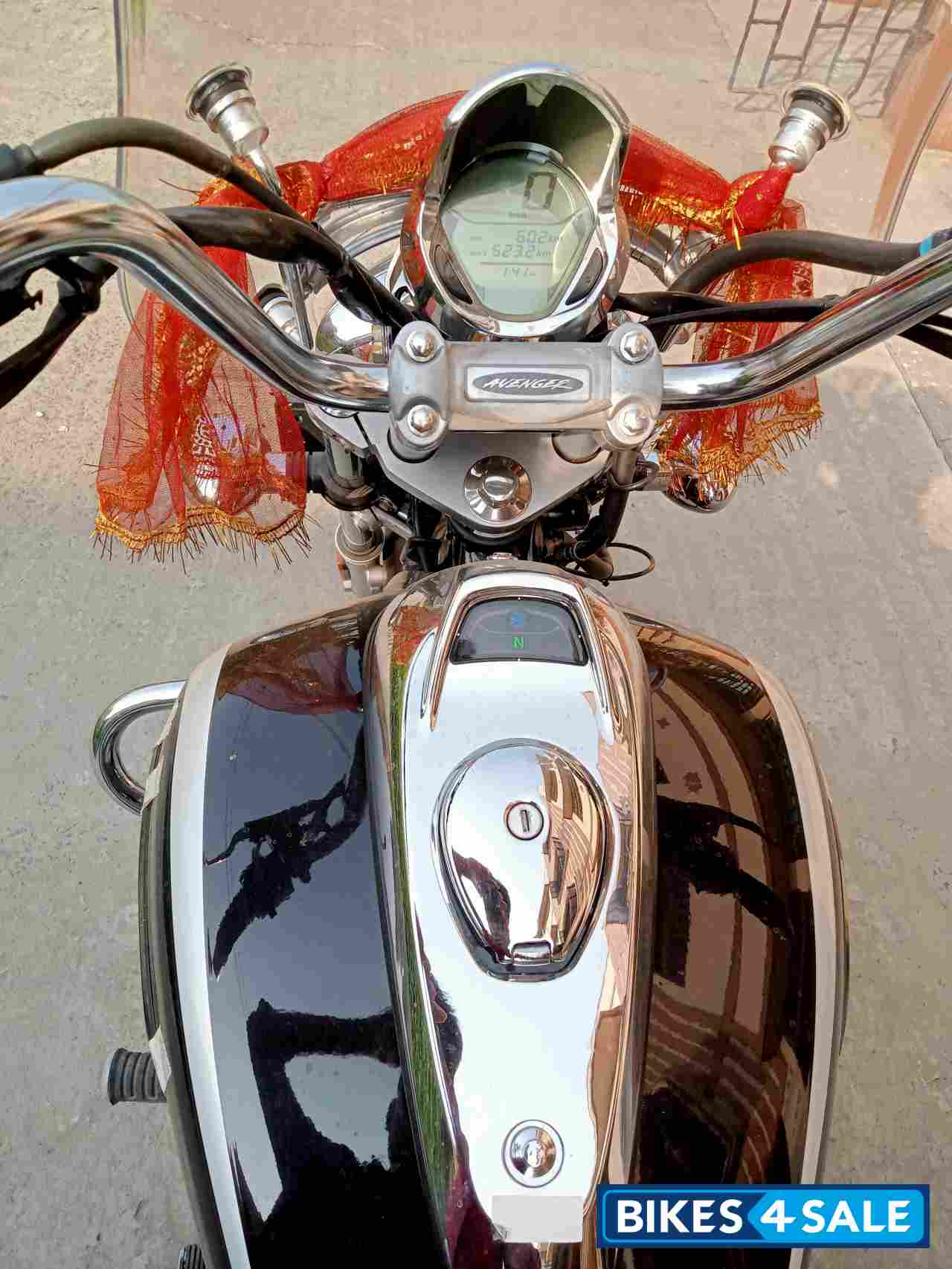 Avaron Black Bajaj Avenger Cruise 220 BS6