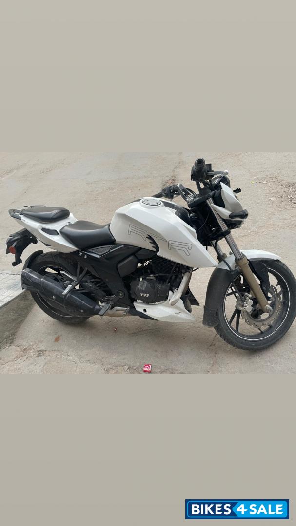 White TVS Apache RTR 200 4V
