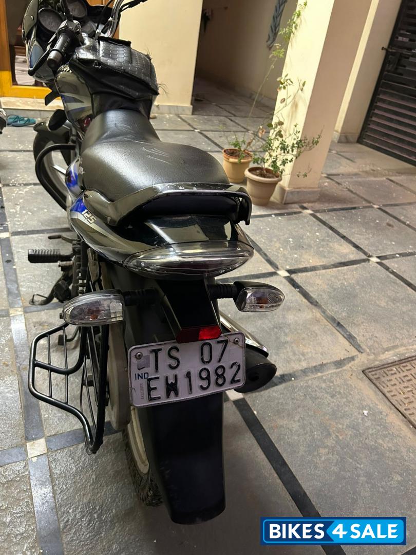 Blue Bajaj Discover 125