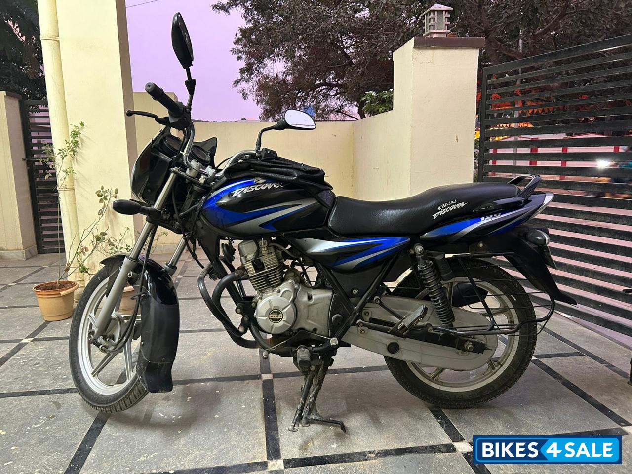 Blue Bajaj Discover 125