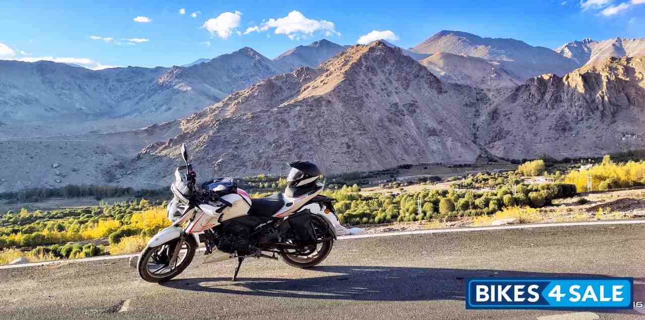 Pearl White TVS Apache RTR 200 4V 2022