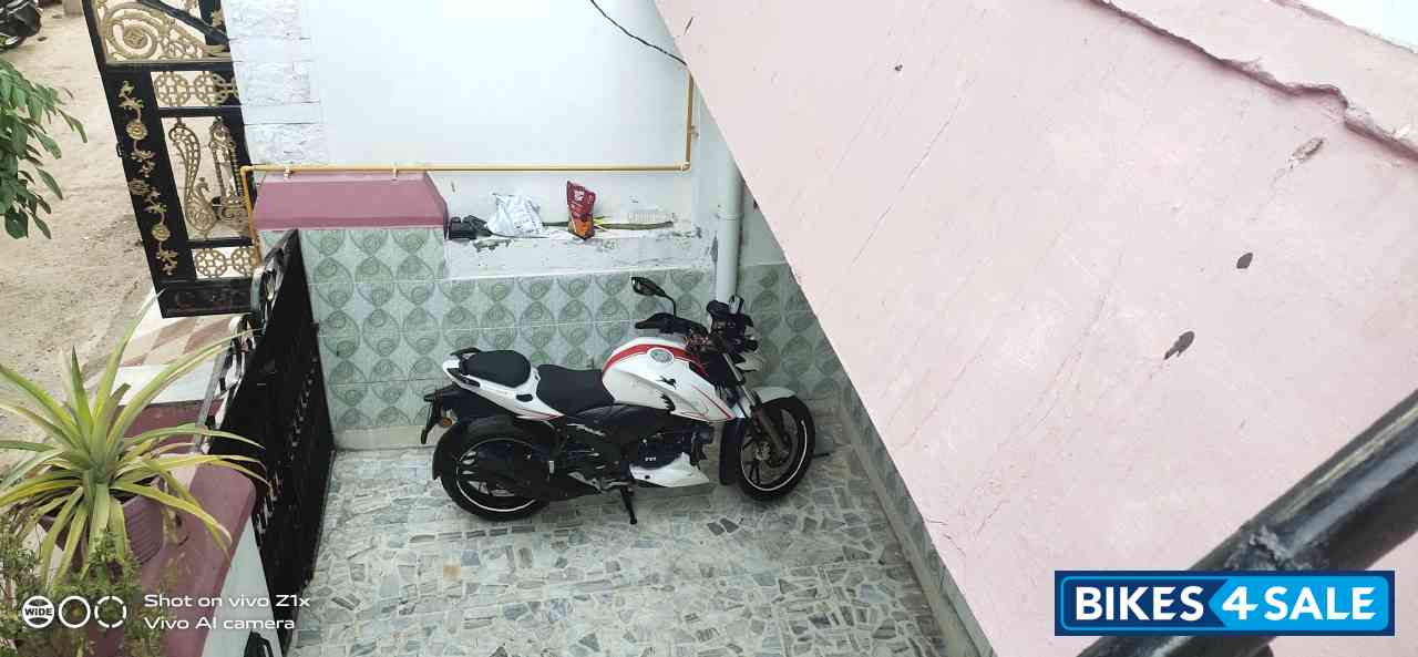 Pearl White TVS Apache RTR 200 4V 2022