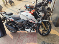 Pearl White TVS Apache RTR 200 4V 2022