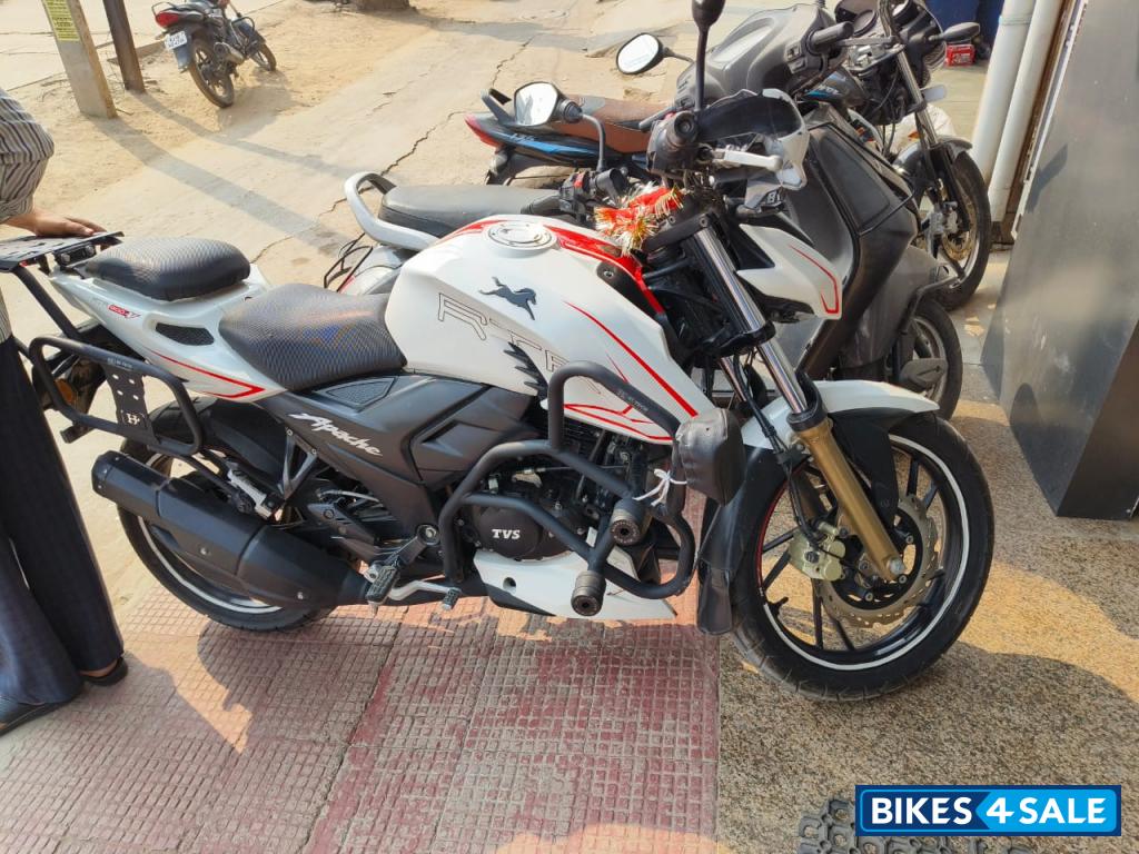 Pearl White TVS Apache RTR 200 4V 2022