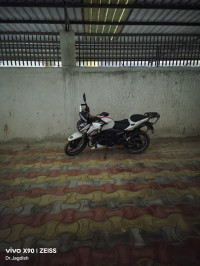 Pearl White TVS Apache RTR 200 4V 2022