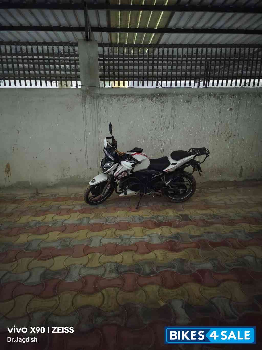 Pearl White TVS Apache RTR 200 4V 2022