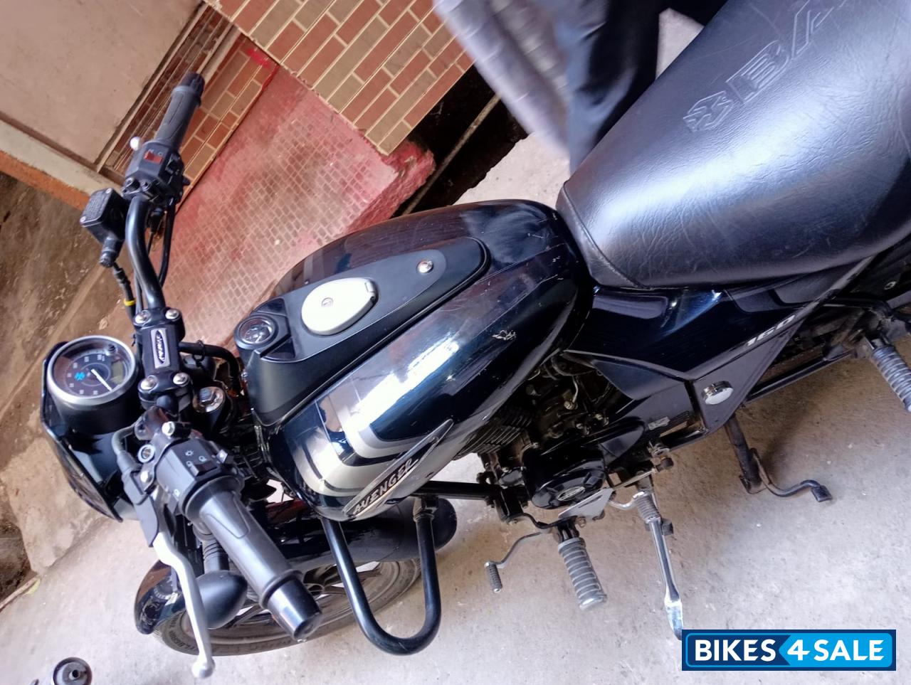 Black Bajaj Avenger Street 160 BS6