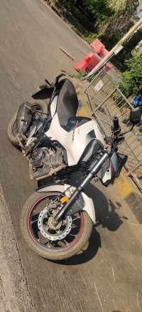 Black & Pearl White Hero Xtreme 160R BS6