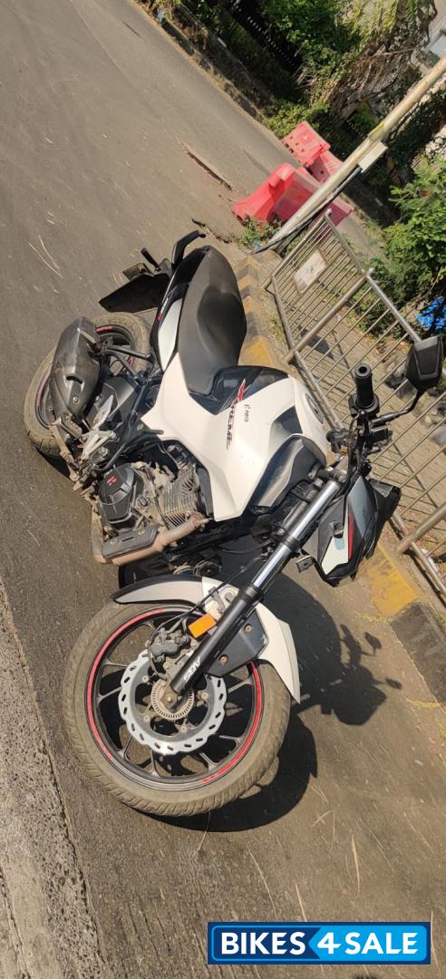 Black & Pearl White Hero Xtreme 160R BS6