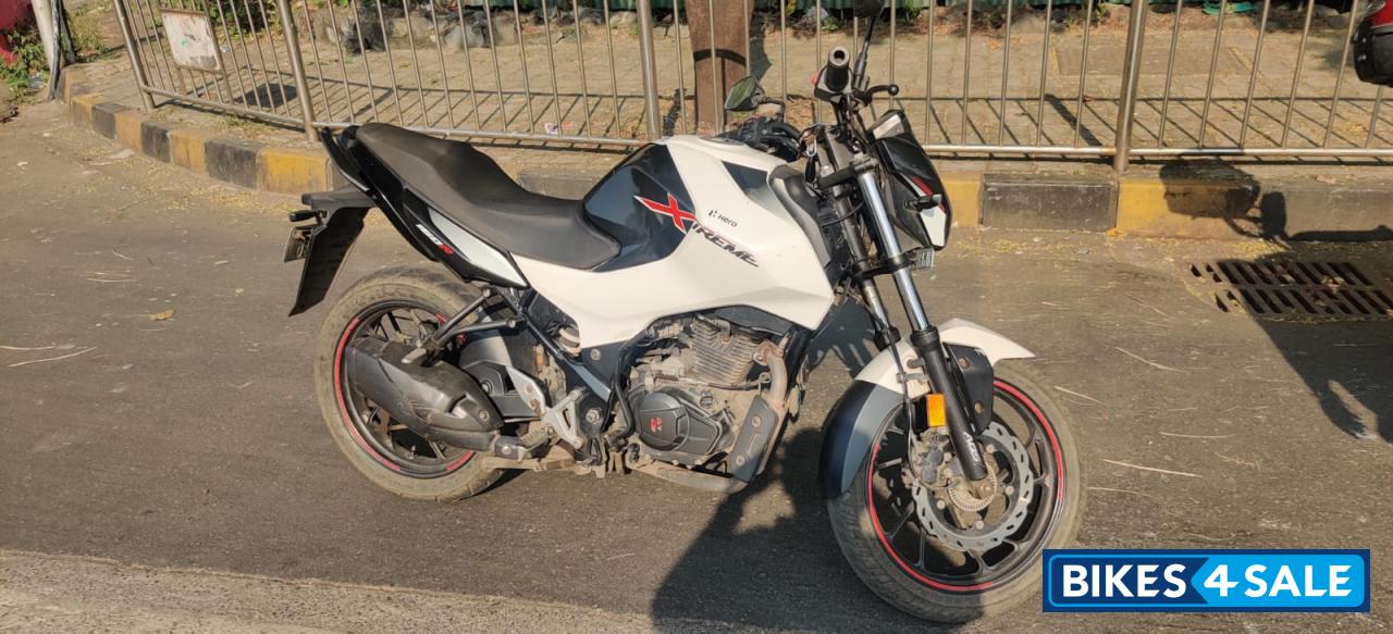 Black & Pearl White Hero Xtreme 160R BS6