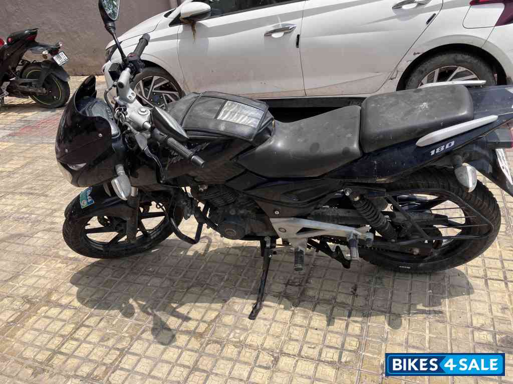 Black Bajaj Pulsar 180