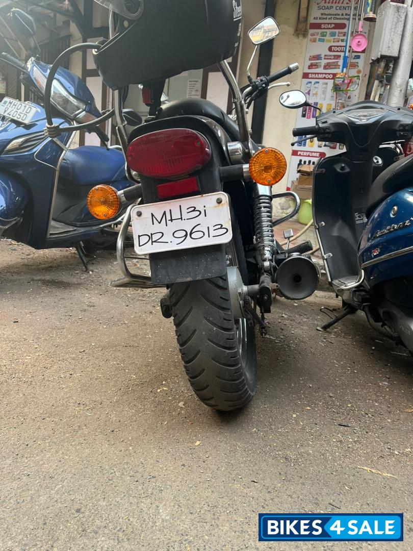 Black Bajaj Avenger 200 DTS-i