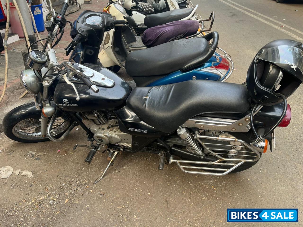 Black Bajaj Avenger 200 DTS-i