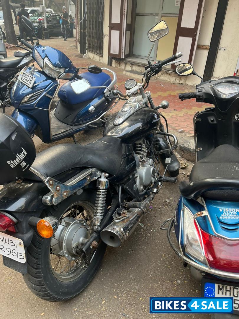Black Bajaj Avenger 200 DTS-i