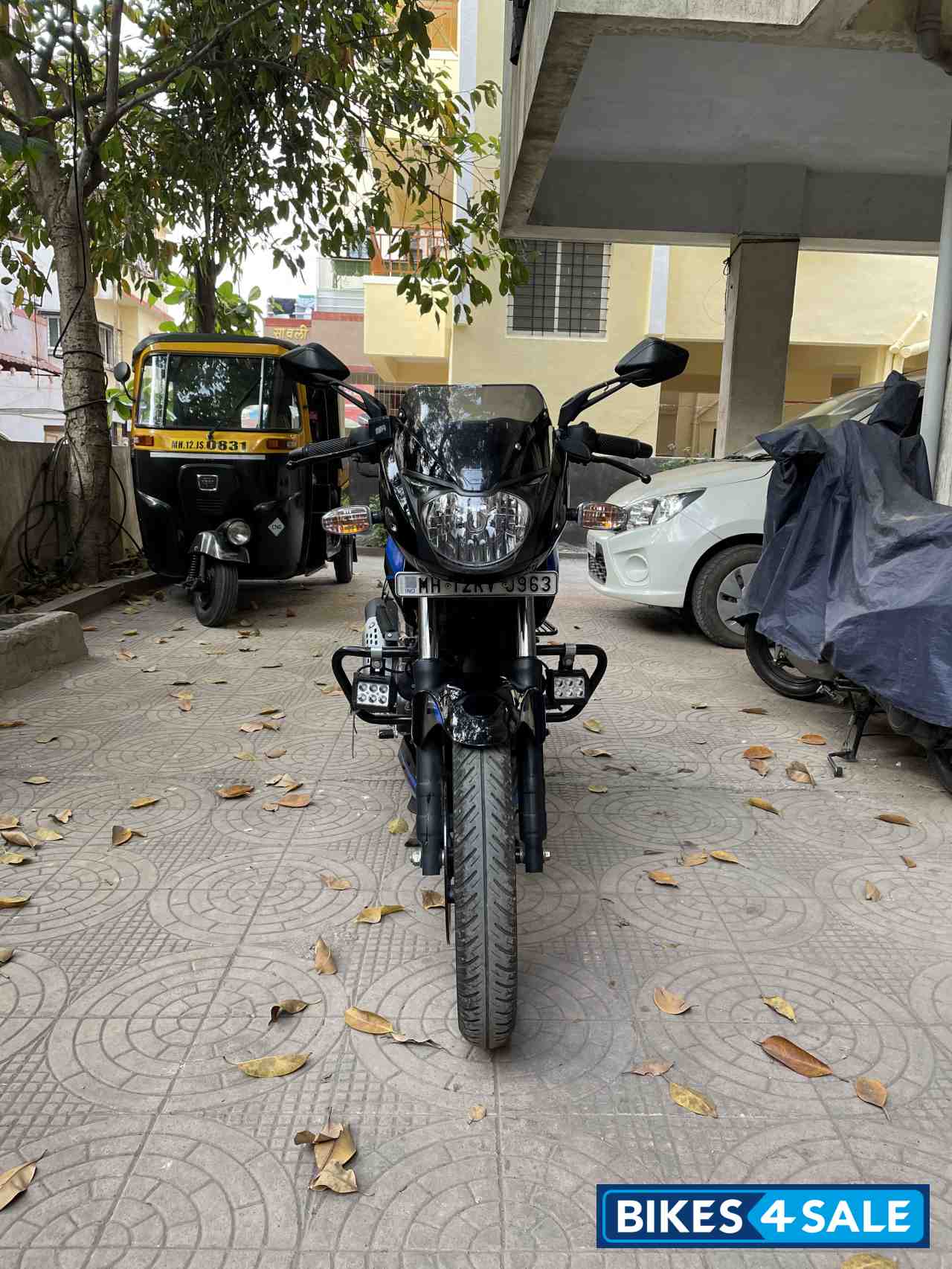 Black-blue Bajaj Pulsar 150 Twin Disc