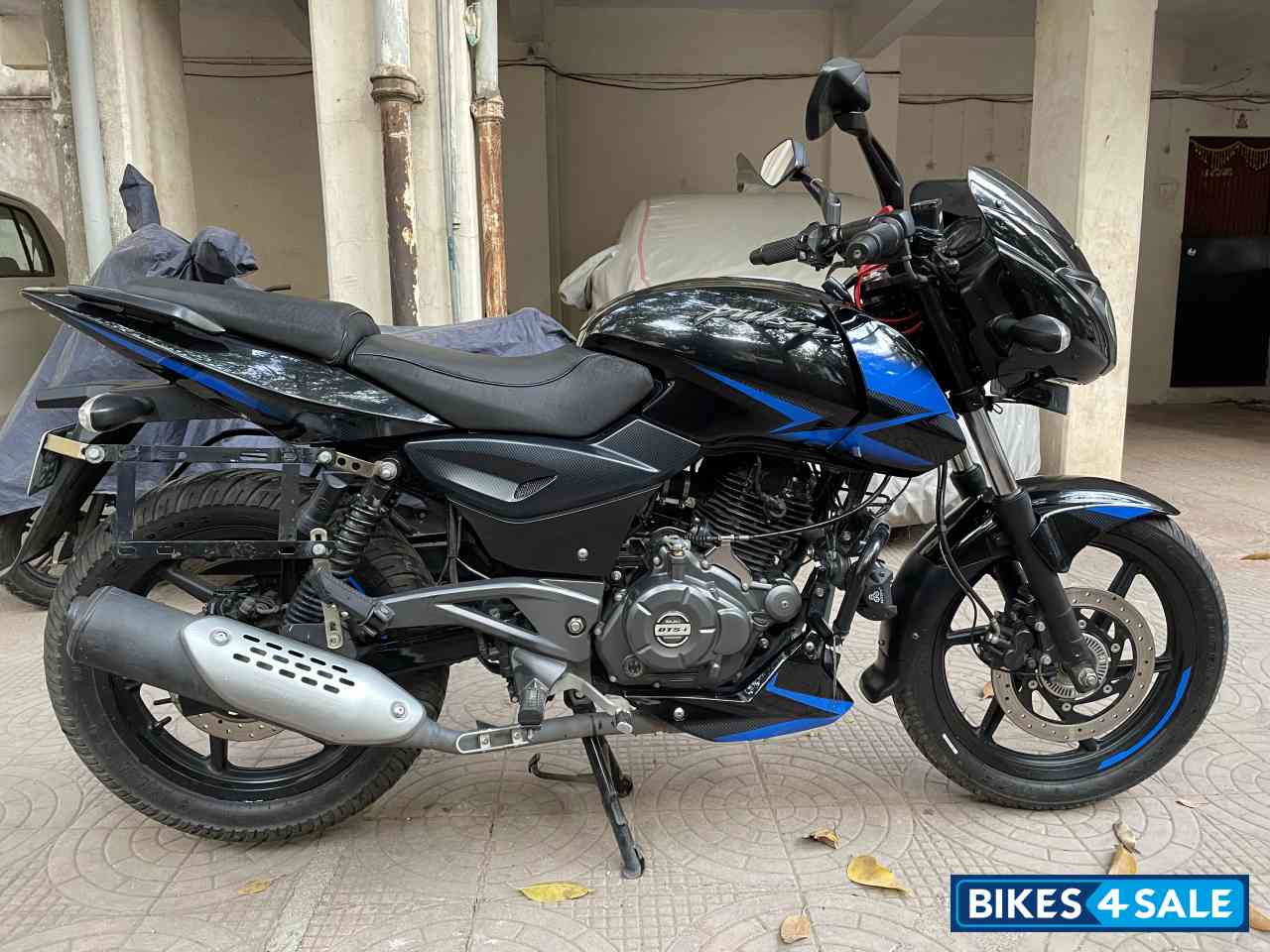Black-blue Bajaj Pulsar 150 Twin Disc