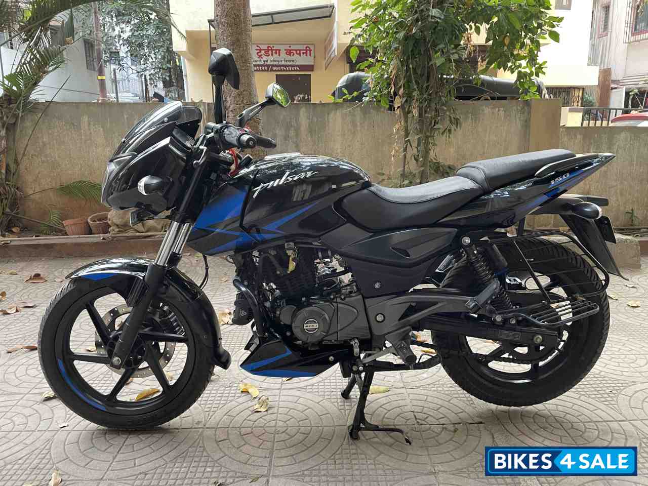Black-blue Bajaj Pulsar 150 Twin Disc