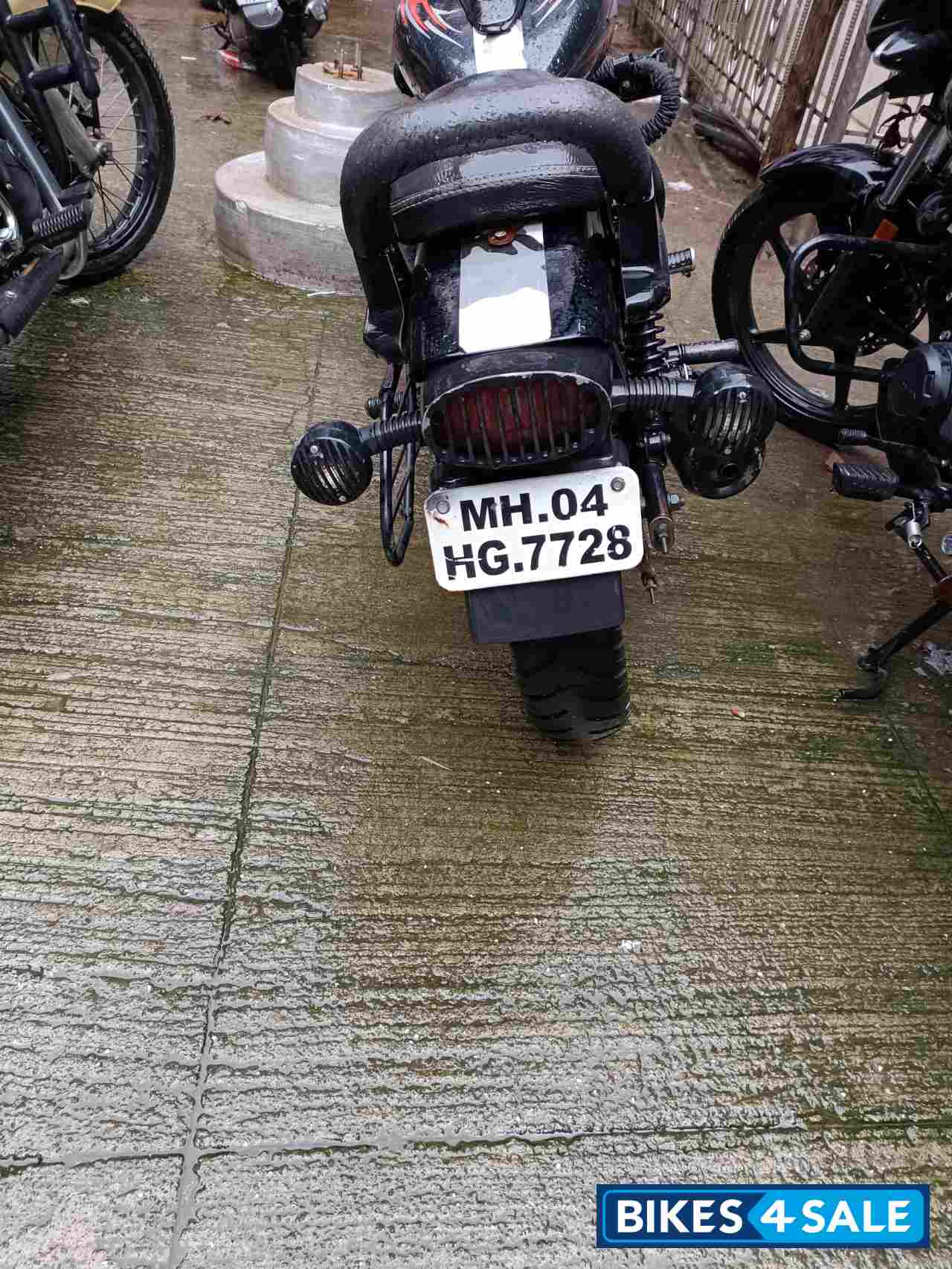 Black Bajaj Avenger Street 220