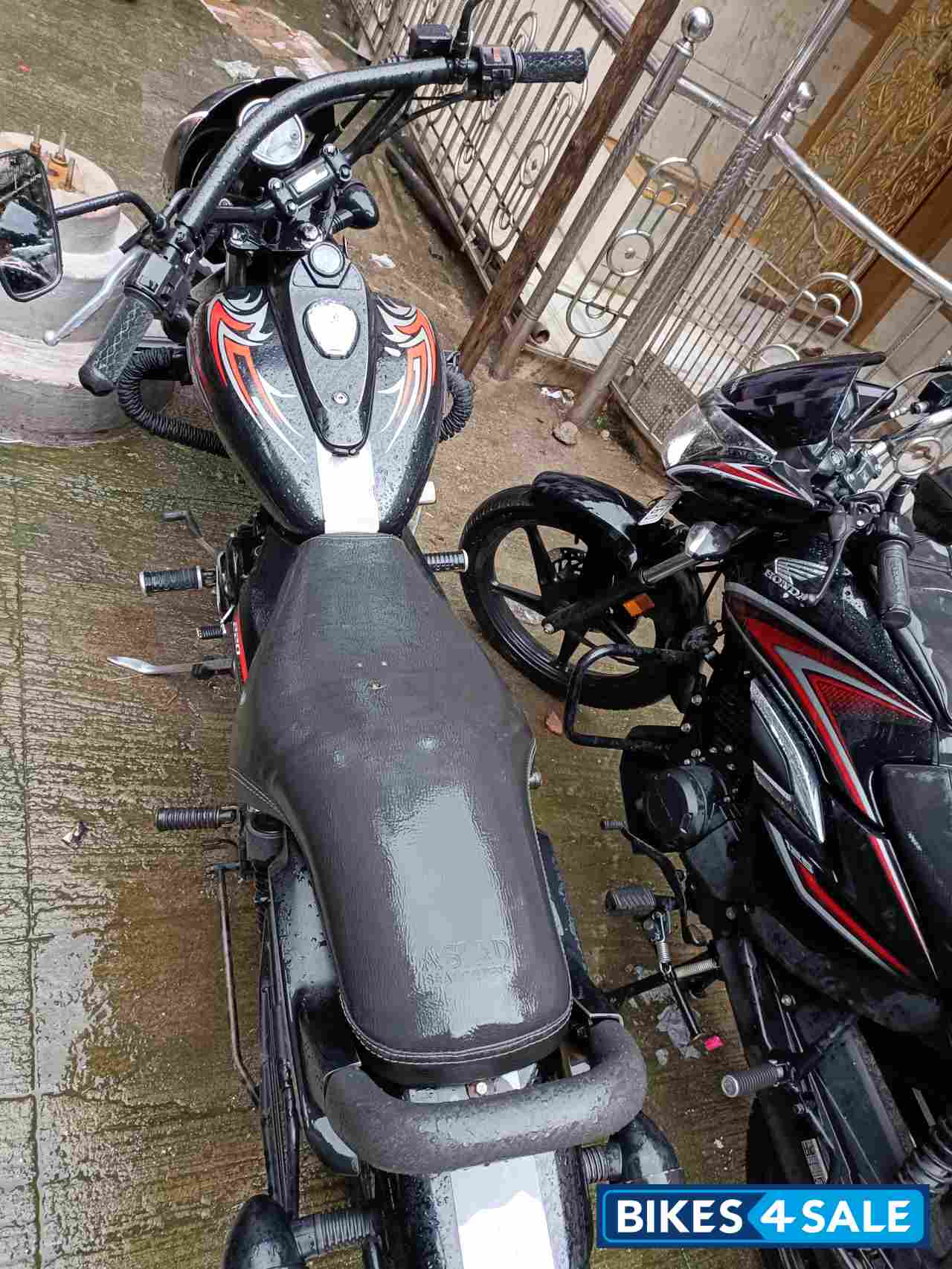 Black Bajaj Avenger Street 220
